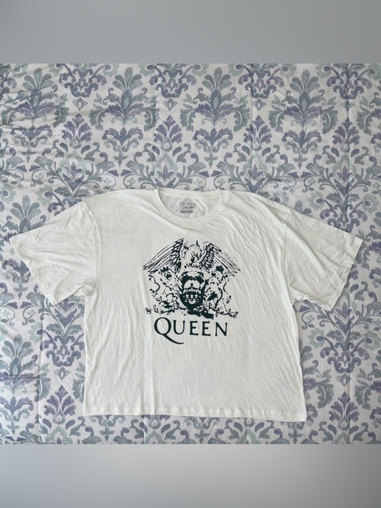 Queen Official Merch Other - Queen Band Concert White Short Sleeve Graphic Tee with Black Crest Men's Sz 2X